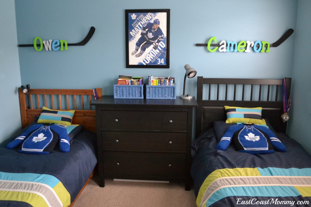 boys shared hockey room