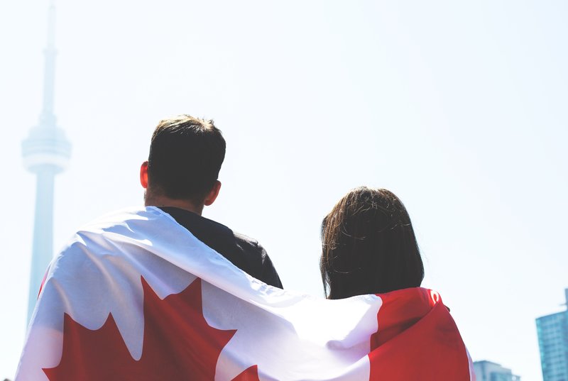 rsz_canada-flag-couple_4460x4460