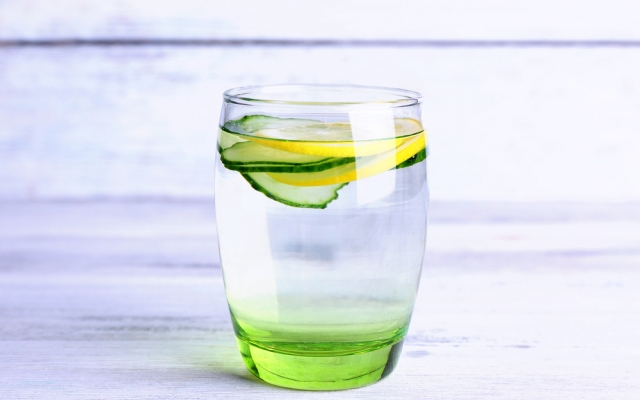 4 foods to boost mindfulness, lemon and cucumber water