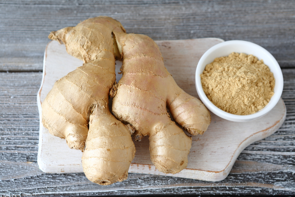 Fresh raw ginger root and ginger powder, health benefits of eating ginger