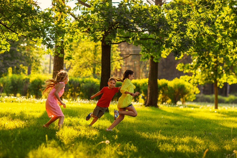 Old School Outdoor Games to Play This Summer - SavvyMom