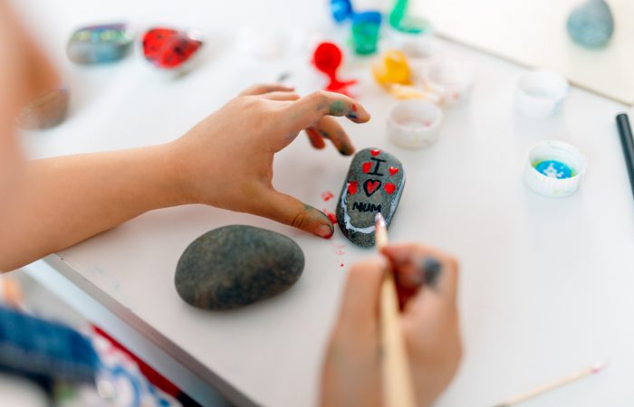 The kid who wrote her love for her mother on the stones