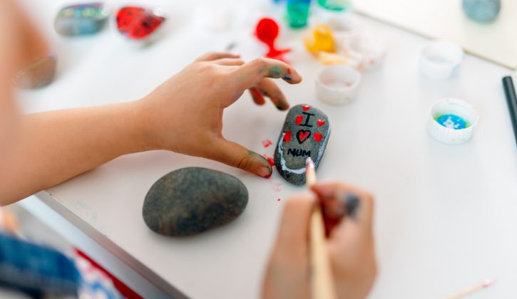 The kid who wrote her love for her mother on the stones