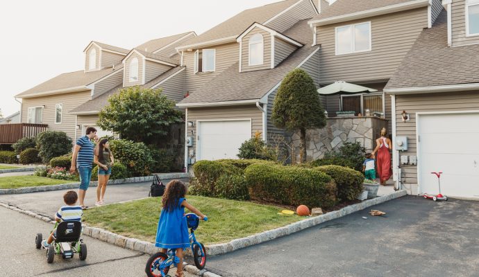 How to Build a Strong Neighbourhood for Kids - SavvyMom