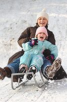 momanddaughtersleding