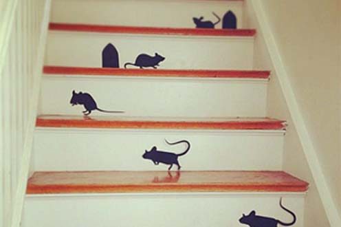 easy_halloween_decorations_mice_stairs