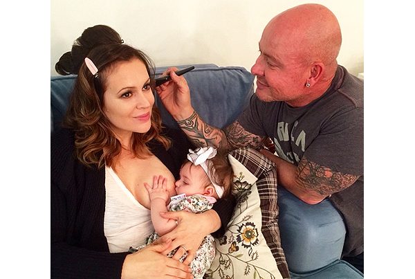 alyssa_milano_breastfeeding