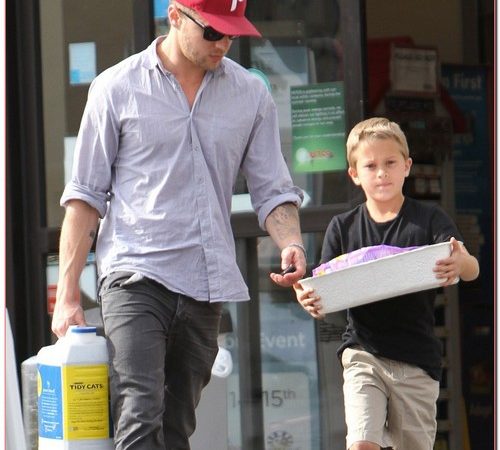 Ryan Phillippe And Son Deacon Stopping By Petco