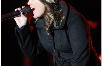 Kelly Clarkson Supports Ron Paul In Concert
