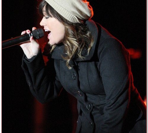 Kelly Clarkson Supports Ron Paul In Concert
