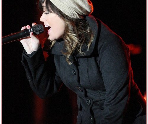 Kelly Clarkson Supports Ron Paul In Concert