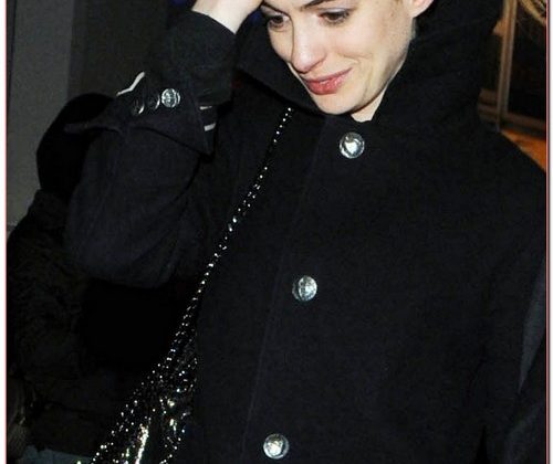 Anne Hathaway Shows Off Her Short Hair!!