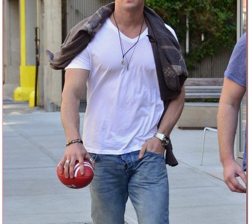 Chris Hemsworth Returns After Football With Pals