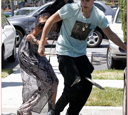 Justin 'The Biebs' Bieber Goes Bonkers On A Photog Totally Losing It In Public