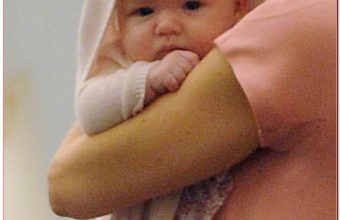 Did Victoria Beckham Changes Baby Harper’s Diaper On A Store Couch?