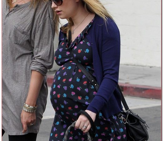 Expecting Anna Paquin Takes A Stroll In Venice