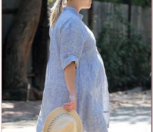 Pregnant Reese Witherspoon Is Getting Huge