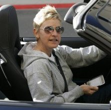 EllenDegeneresLeavingBeverlyWilshireHoteli9Bpo2w-mWsl-222x300