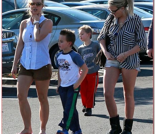 Britney & Jamie Lynn Spears Take Her Boys Shopping At Target