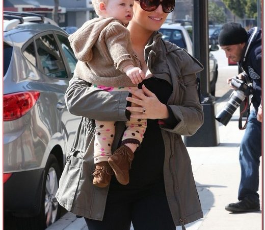 Pregnant Jessica Simpson And Her Family Stop For Mexican Food