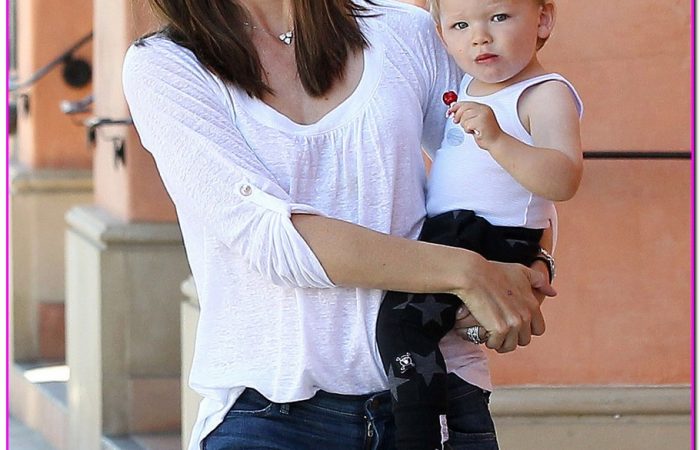 Jennifer Garner Takes Her Kids To Get Haircuts