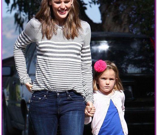 Jennifer Garner Runs Errands With Seraphina