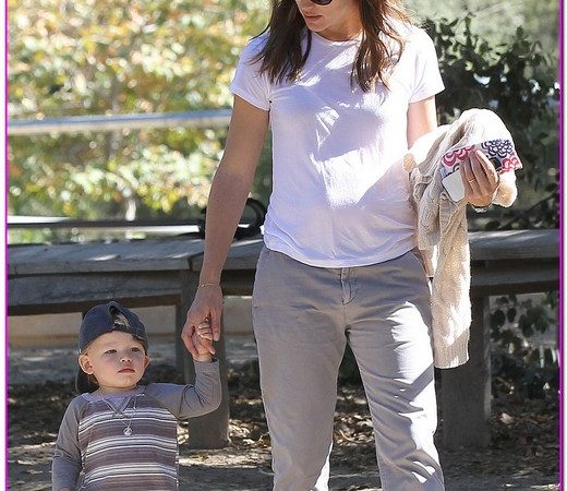 Jennifer Garner & Samuel Meet A Horse