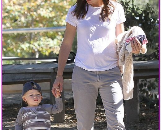 Jennifer Garner & Samuel Meet A Horse