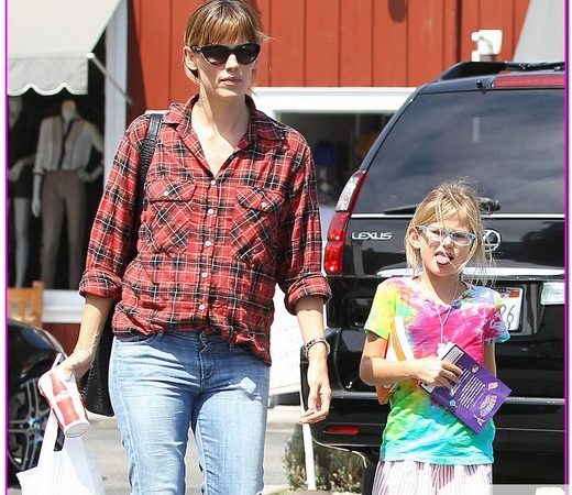 Jennifer Garner & Daughter Violet Shopping At The Brentwood Country Mart