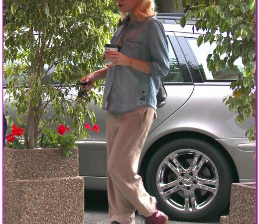 Gwen Stefani Drops Kingston Off At School
