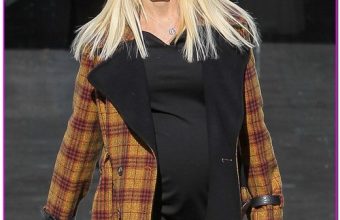 Pregnant Gwen Stefani Shops At Bloomingdales