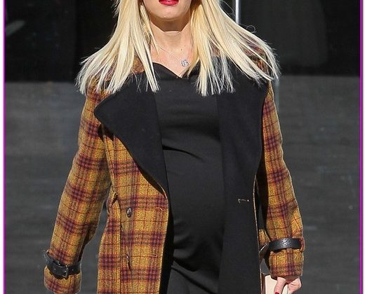 Pregnant Gwen Stefani Shops At Bloomingdales