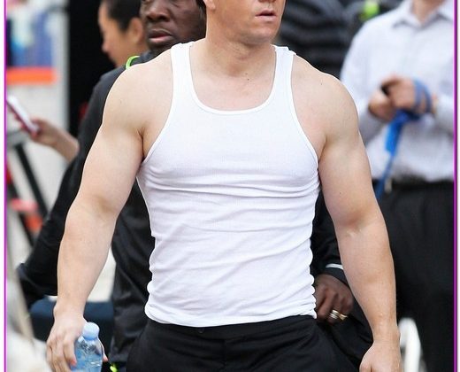 Mark Wahlberg Shows Off His Arms On Set