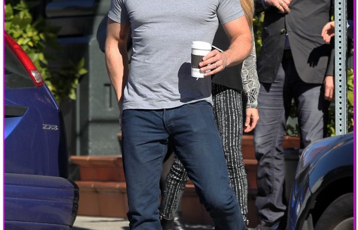 Ben Affleck Shows Off The Guns In Brentwood