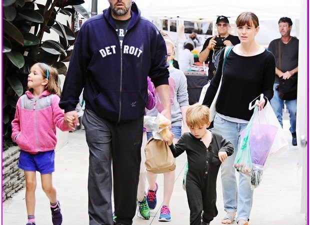 Ben Affleck & Jennifer Garner Visit The Farmer's Market With Their Children