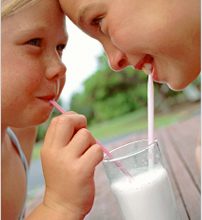 Girls_drinking_milk_BRAND_PHO_EN