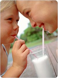 Girls_drinking_milk_BRAND_PHO_EN