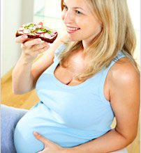 Pregnant_eating_vegetables