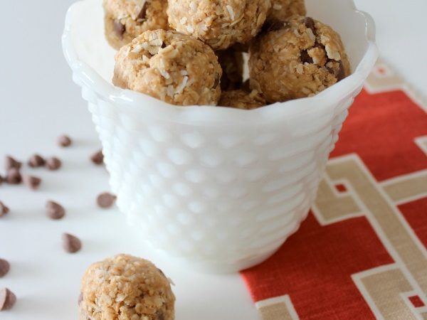Peanut-Butter-Chocolate-Chip-Oatmeal-Energy-Bites