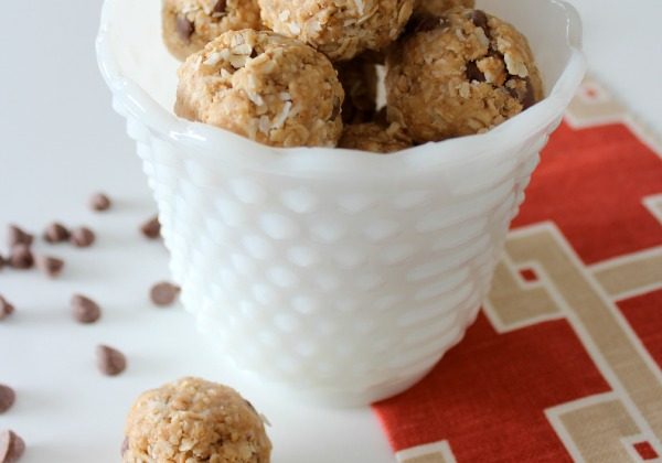 Peanut-Butter-Chocolate-Chip-Oatmeal-Energy-Bites