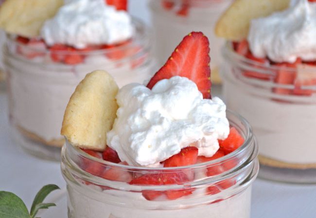 Stawberry-Sugar-Cookie-Parfaits-A-Pretty-Life