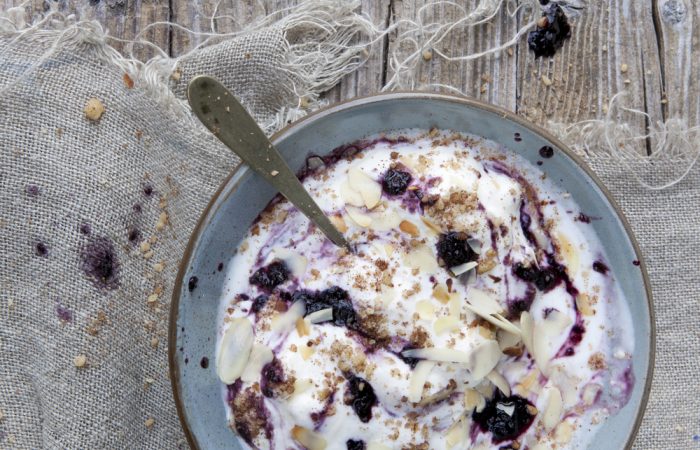 overnight_oats_with_yogurt_and_berries