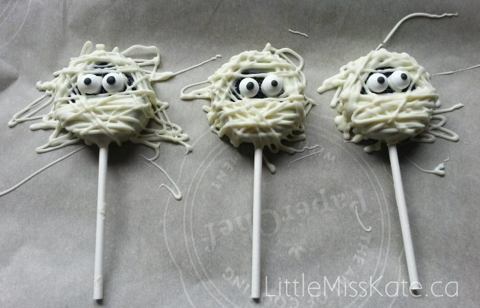 Halloween-Treats-Mummy-Oreo-Pops-3