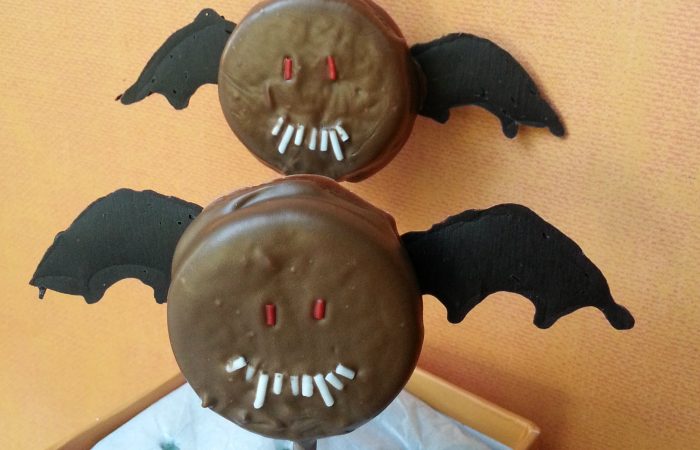 halloween-treats-bat-oreo-pops-6
