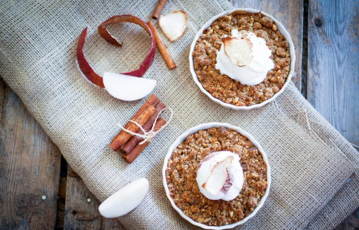 apple_crumble_with_vanilla_ice_cream