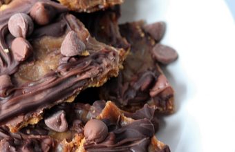 saltine-chocolate-candy-toffee-bark-recipe