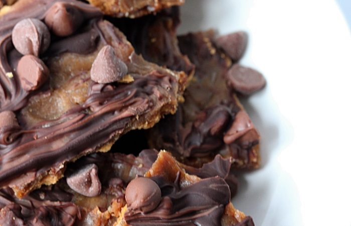 saltine-chocolate-candy-toffee-bark-recipe
