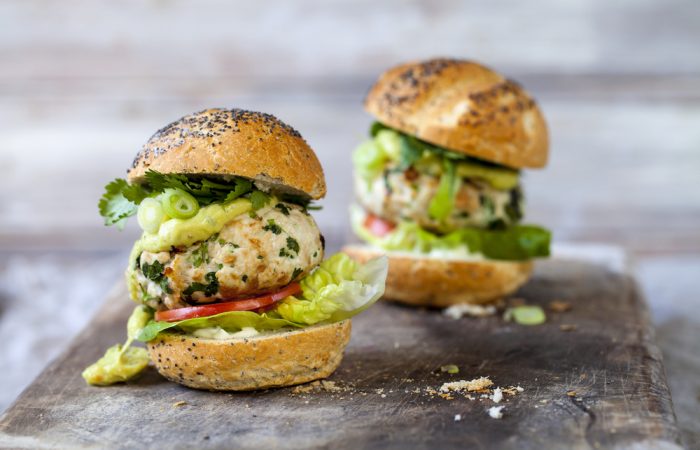 turkey_burgers_with_avocado_and_hummus