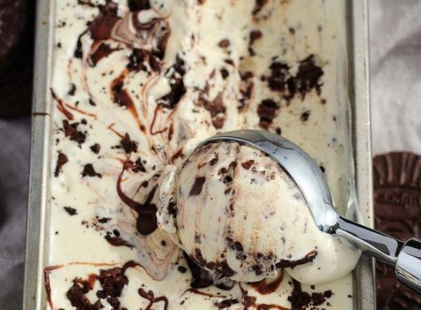 Cookies-n-Cream-Ice-Cream-with-Nutella-Swirl-www.thereciperebel.com-3-610x915