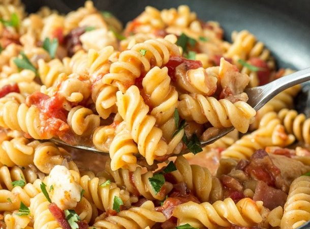 One-Pot-BBQ-Chicken-and-Bacon-Pasta-www.thereciperebel.com-2-610x915